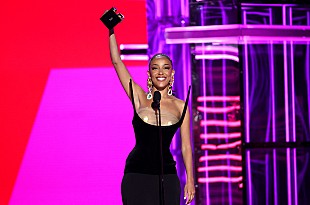 「【2022 #BBMAs】ドージャ・キャット『Planet Her』が＜トップ・R&amp;Bアルバム賞＞受賞」