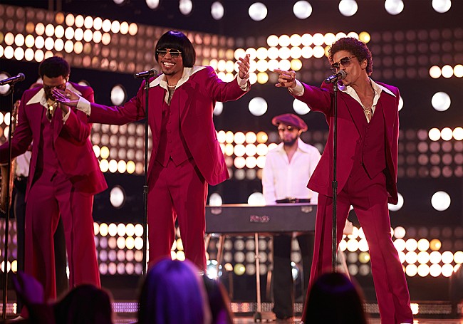 「【2022 #BBMAs】シルク・ソニック、「Love’s Train」の色気たっぷりのパフォーマンスで魅了」1枚目/1