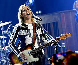 「シェリル・クロウ、ミック・ジャガーがベスト盤に参加した経緯を明かす」