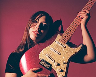 「サッカー・マミー、新曲「Bones」で自分自身との葛藤を歌う」