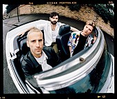 「フォールズ、ノスタルジックな新曲「2001」のMV公開「過去からの絵葉書のような感じ」」1枚目/2