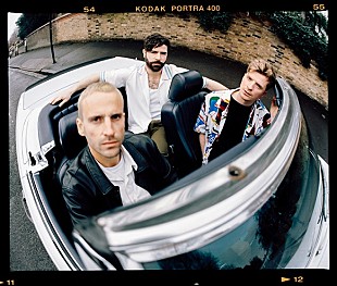 「フォールズ、ノスタルジックな新曲「2001」のMV公開「過去からの絵葉書のような感じ」」