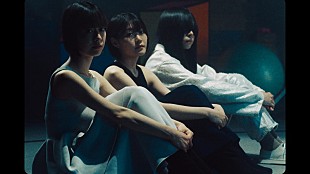 「羊文学、“名演技が爆裂”する「OOPARTS」MV公開」