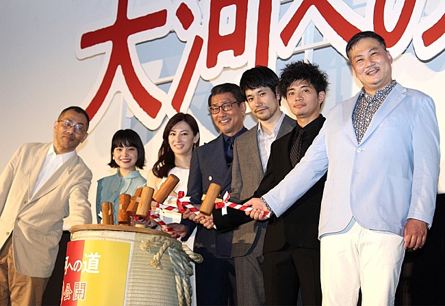 「中井貴一「台風の中での撮影でかつらが飛んだ」　松山ケンイチ「この映画には貴一さんの人間性、優しさがあふれている」」1枚目/1