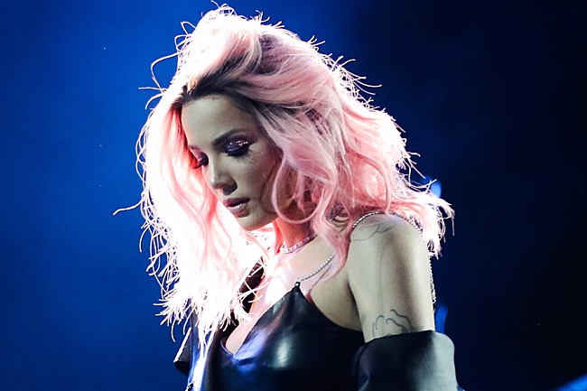 「ホールジー、所属レーベルが新曲のリリースを遅らせていると主張」1枚目/1