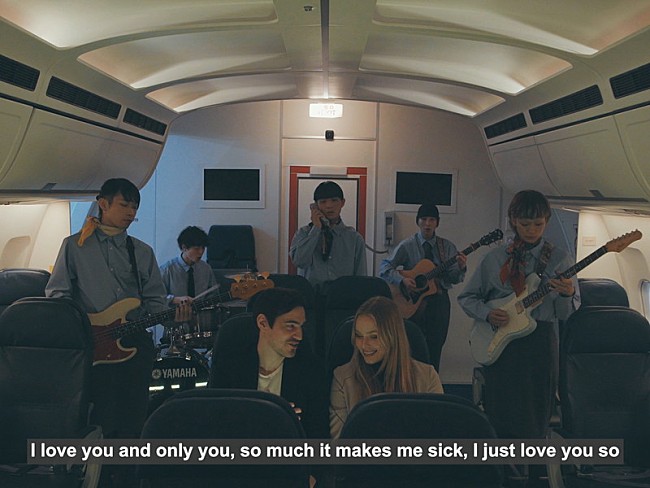 「Cody・Lee(李)、新曲「愛してますっ!」MVにテレビ番組10本分の世界観を詰め込む」1枚目/3