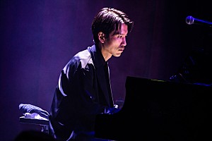 ライブレポート＞秦 基博、ピアノと共に魅せたプレミアムな一夜