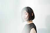 「三浦透子、新曲「intersolid」MV公開　ドラマ『何かおかしい』主題歌」1枚目/3