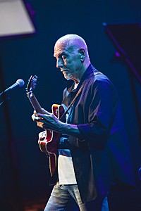 ライブレポート＞ラリー・カールトン、熟練のギタープレイで酔わせた