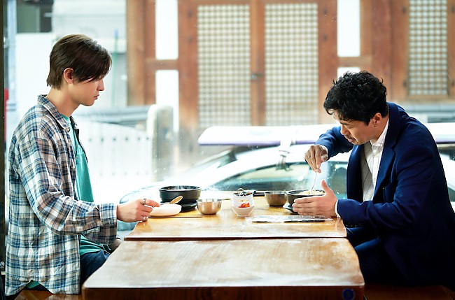 「EXOチャンヨルがチキンにかぶりつく、映画『ぼくの歌が聴こえたら』メイキング映像」1枚目/2