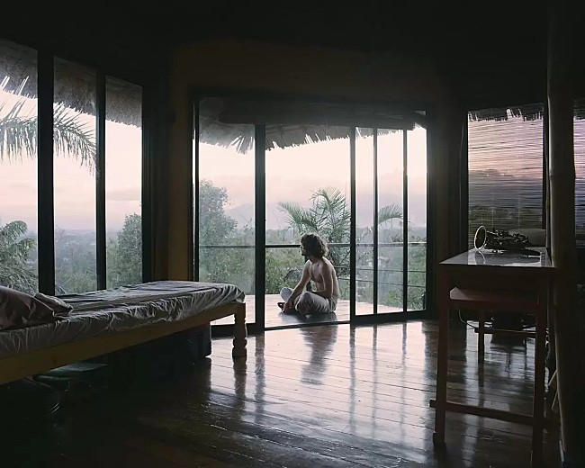 「FKJ、最新アルバムの制作風景を収めたメイキング映像公開」1枚目/2