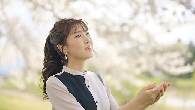 「おかゆ、永遠の愛を誓う歌「桜綴」のMV公開」1枚目/3