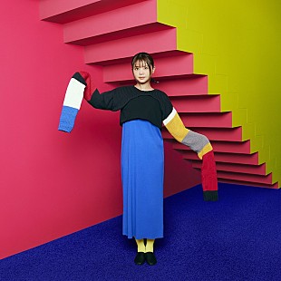 「吉岡聖恵のニューシングル「凸凹」リリース、tofubeatsリミックスのオーディオビジュアライザー21時公開」