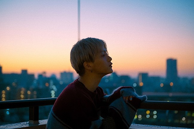 「くじら、新曲「キャラメル」自身歌唱＆feat. 春野の2バージョンMV公開」1枚目/6