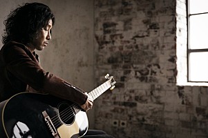 斉藤和義、新曲「明日大好きなロックンロールバンドがこの街に