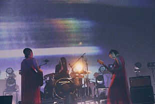 「羊文学、初の全国ツアーファイナル公演より「ワンダー」ライブ映像を公開」