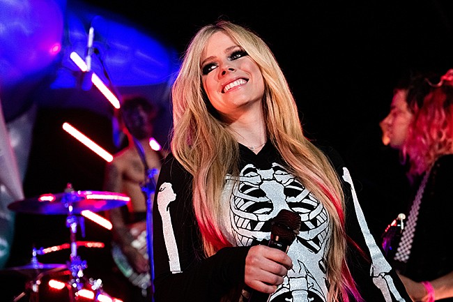 「アヴリル・ラヴィーン、『レット・ゴー』のジャケット写真をTikTok動画で再現」1枚目/1