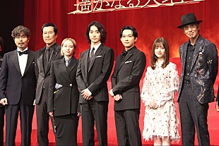 「吉沢亮、大先輩たちにひざまずかれ「せりふを言うとき声が震えた」　山崎賢人「水分補給をして、『キングダム』で盛り上がって」」