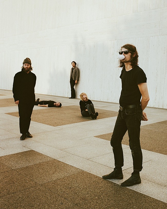 「ザ・ブラック・エンジェルズ、新曲「Firefly」で60年代フレンチ・ポップスをオマージュ」1枚目/2