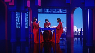 「Perfume、CGのような精密な動きでからくり人形を演じる「Spinning World」MVプレミア公開」