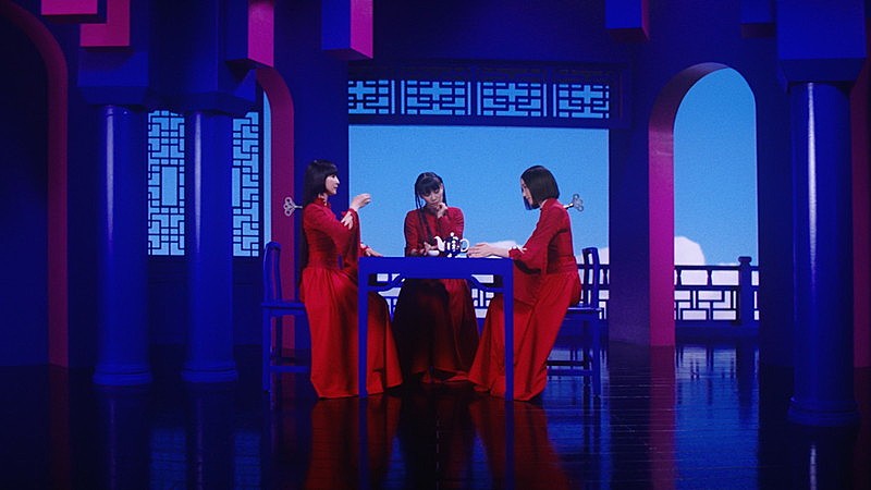 Perfume、CGのような精密な動きでからくり人形を演じる「Spinning World」MVプレミア公開