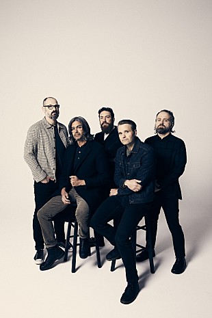 「デス・キャブ・フォー・キューティー、新曲「ヒア・トゥ・フォーエバー」のユーモラスなMV公開」