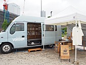 「YOASOBIの移動式本屋「旅する本屋さん YOASOBI号」始動」1枚目/10