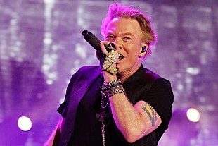 「アクセル・ローズ、声明でガンズの欧州ツアーを故テイラー・ホーキンスに捧げる＆プーチン大統領を非難」