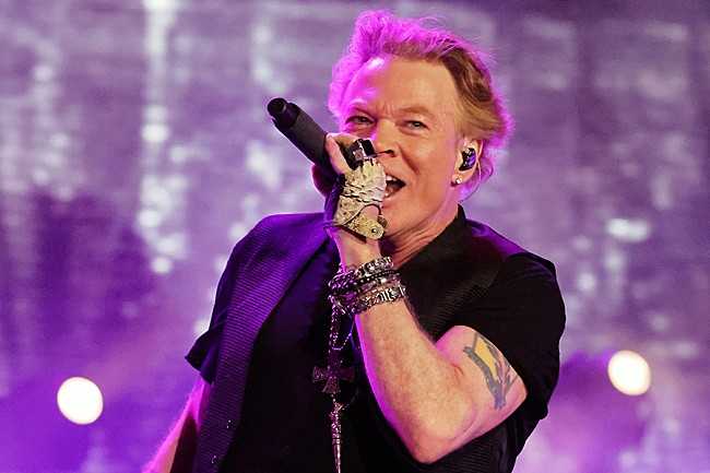 「アクセル・ローズ、声明でガンズの欧州ツアーを故テイラー・ホーキンスに捧げる＆プーチン大統領を非難」1枚目/1