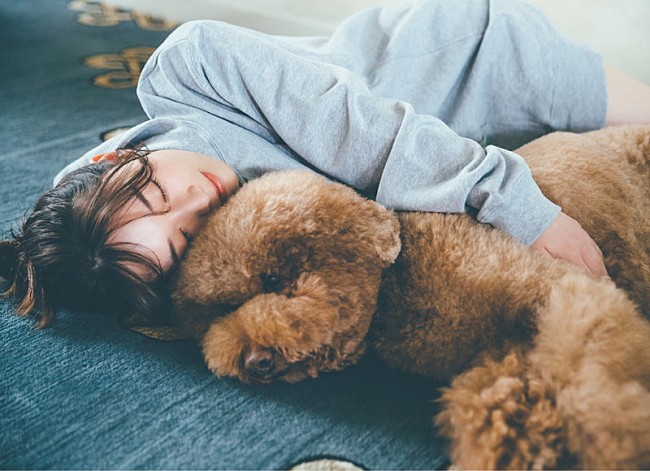 「守屋麗奈（櫻坂46）1st写真集への秋元康による帯コメント＆4種類の裏表紙カットを公開」1枚目/4