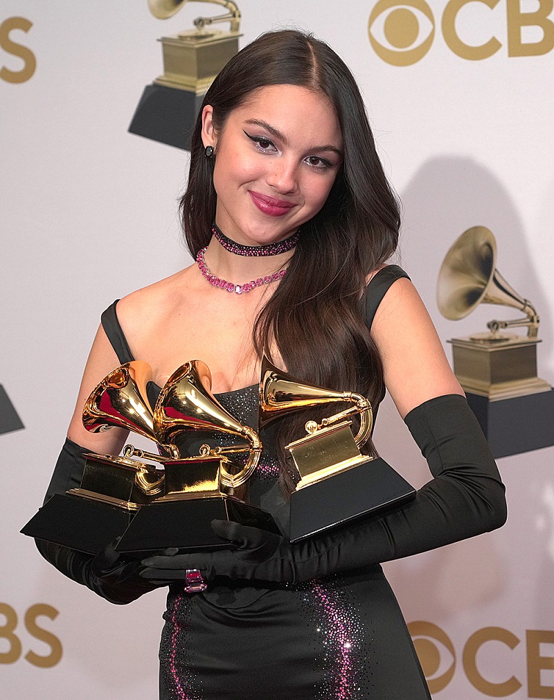 オリヴィア・ロドリゴ、今年受賞した3つの【グラミー賞】を自宅に飾る様子を公開 