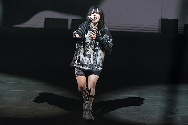 「ビリー・アイリッシュ、従来のレコーディング・スタジオの雰囲気について明かす「楽しめるものではない」」1枚目/1