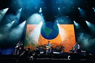 「【FRF '22】ヴァンパイア・ウィークエンド／ジョナス・ブルー／ボノボ、“いつものフジロック”初日は快晴で歓声なしの大喝采」