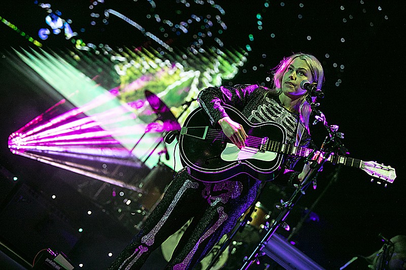 フィービー・ブリジャーズ、ロンドン公演にThe 1975のマット・ヒーリーが飛び入り参加