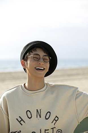 「與真司郎（AAA）、ロサンゼルスで撮影された“日常の與真司郎”カット3枚を公開」