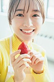 「守屋麗奈（櫻坂46）1st写真集、封入用ポストカードはキュートなイチゴショット」1枚目/5