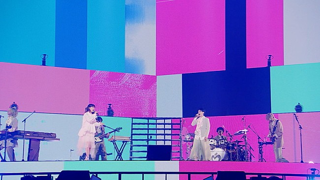 「Mrs. GREEN APPLE、“フェーズ2”始動後初ライブより「ブルーアンビエンス（feat. asmi）」映像公開」1枚目/2