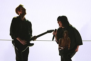 「ビリー・アイリッシュ、『ハピアー・ザン・エヴァー』1周年記念ミニ・ライブを米ハリウッドのレコード店で開催」