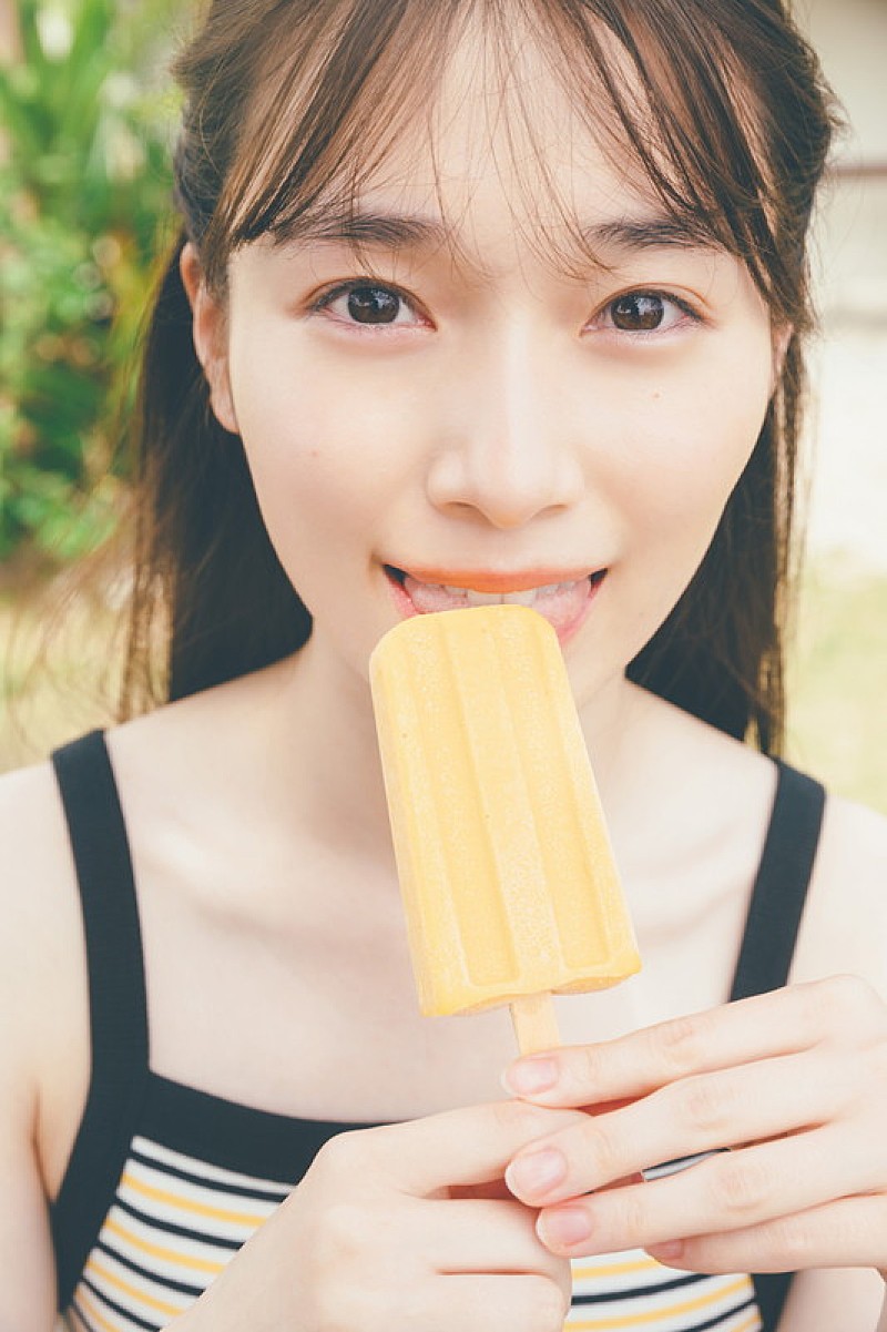 守屋麗奈（櫻坂46）1st写真集、封入用ポストカード2種類目は“アイスキャンディをペロり”