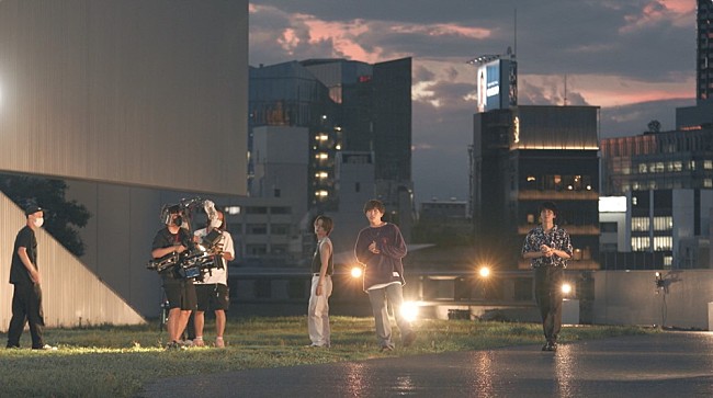 「THE BEAT GARDEN、『六本木クラス』ロケ地や思い出の地の撮影風景を収めたMVメイキング公開」1枚目/1