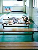 「小林由依（櫻坂46）、“ミニスカ×ルーズソックス×へそ出し”女子高生カットを公開」1枚目/1