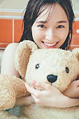 「守屋麗奈（櫻坂46）1st写真集、封入用ポストカード5種類目は“クマちゃんとのお風呂”」1枚目/5
