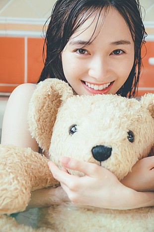 「守屋麗奈（櫻坂46）1st写真集、封入用ポストカード5種類目は“クマちゃんとのお風呂”」