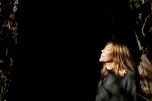 「ベス・オートン、ギリシャで自ら撮影した「Friday Night」のMV公開」