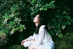 「小林由依（櫻坂46）、緑の中で佇む神秘的なカットを公開」