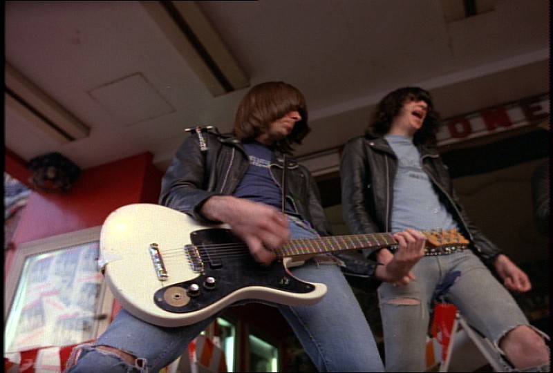 「(C)1979 New World Productions Inc. All Rights Reserved.」3枚目/11