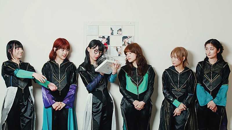 BiSH「BiSH、連続リリース第8弾『サヨナラサラバ』初回生産限定盤の開封動画公開」1枚目/4