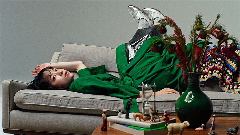 TOMOO、“ひっくり返す”ようなカメラワークの「オセロ」MVを公開 