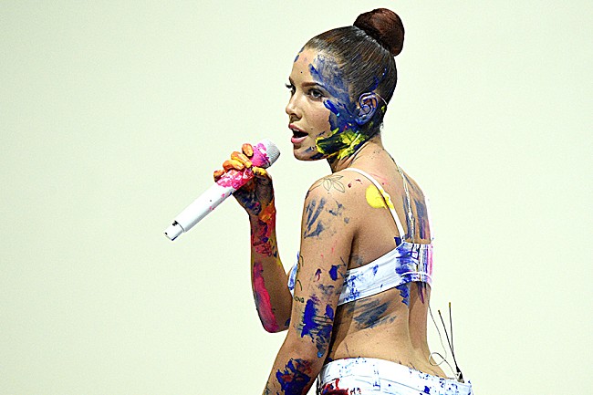 「ホールジー、フェス出演前にひどい食中毒に見舞われたと明かす「木星の上にいるような気分」」1枚目/1