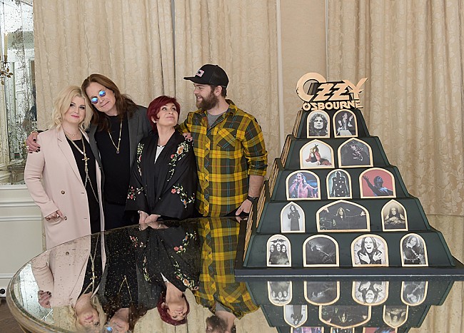 「オジー・オズボーン一家のリアリティ番組が英BBCでリブート、英国での新生活に密着」1枚目/1